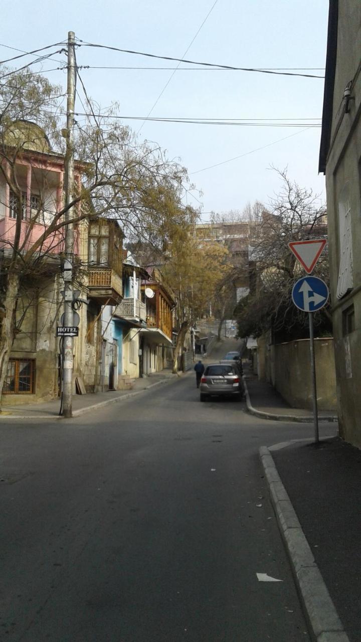 טביליסי Guesthouse Different מראה חיצוני תמונה