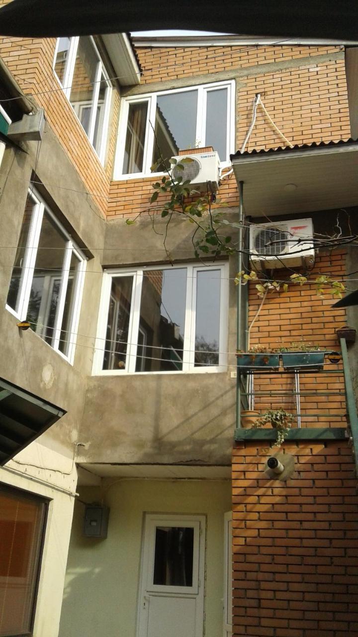 טביליסי Guesthouse Different מראה חיצוני תמונה