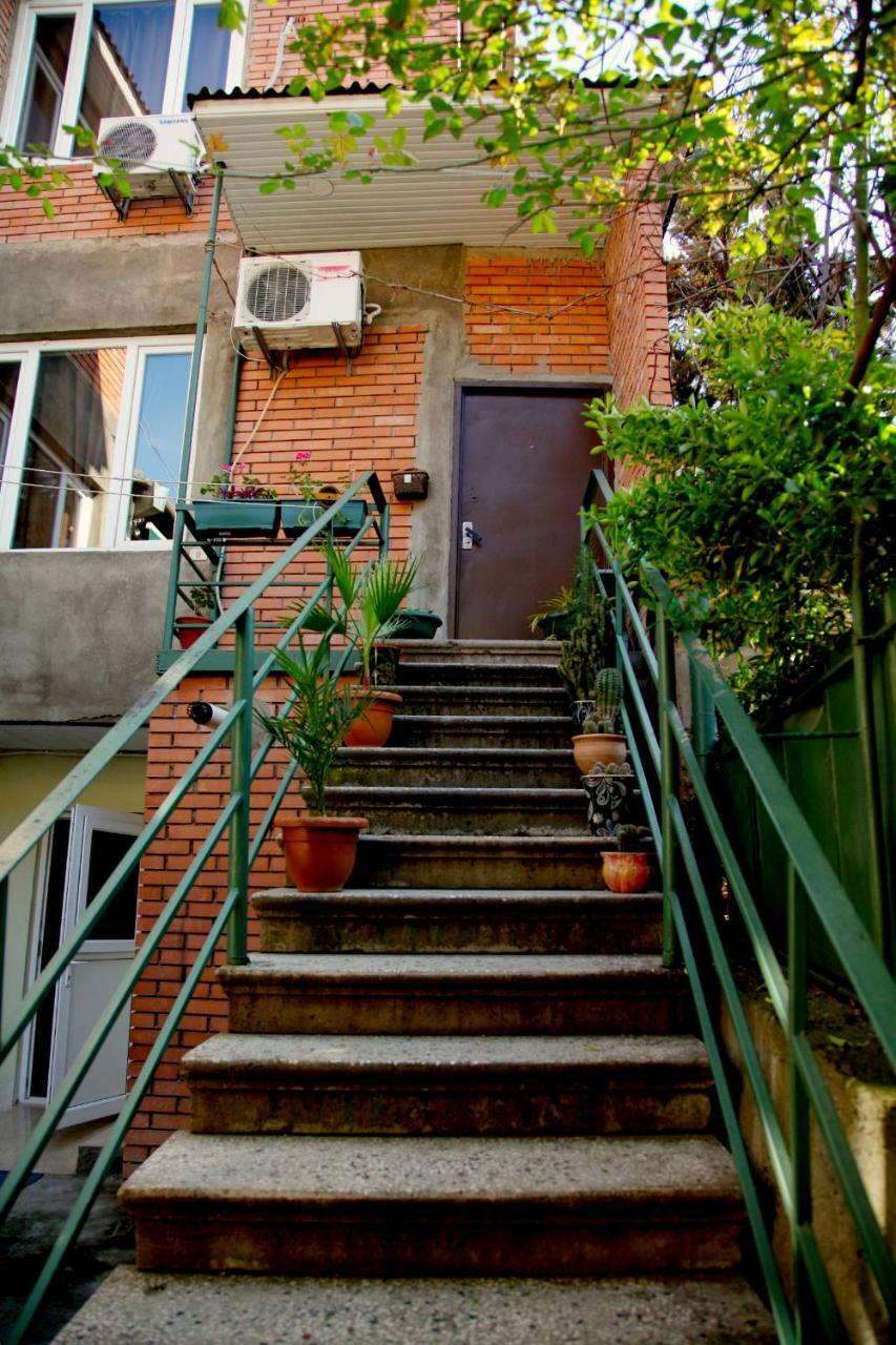 טביליסי Guesthouse Different מראה חיצוני תמונה
