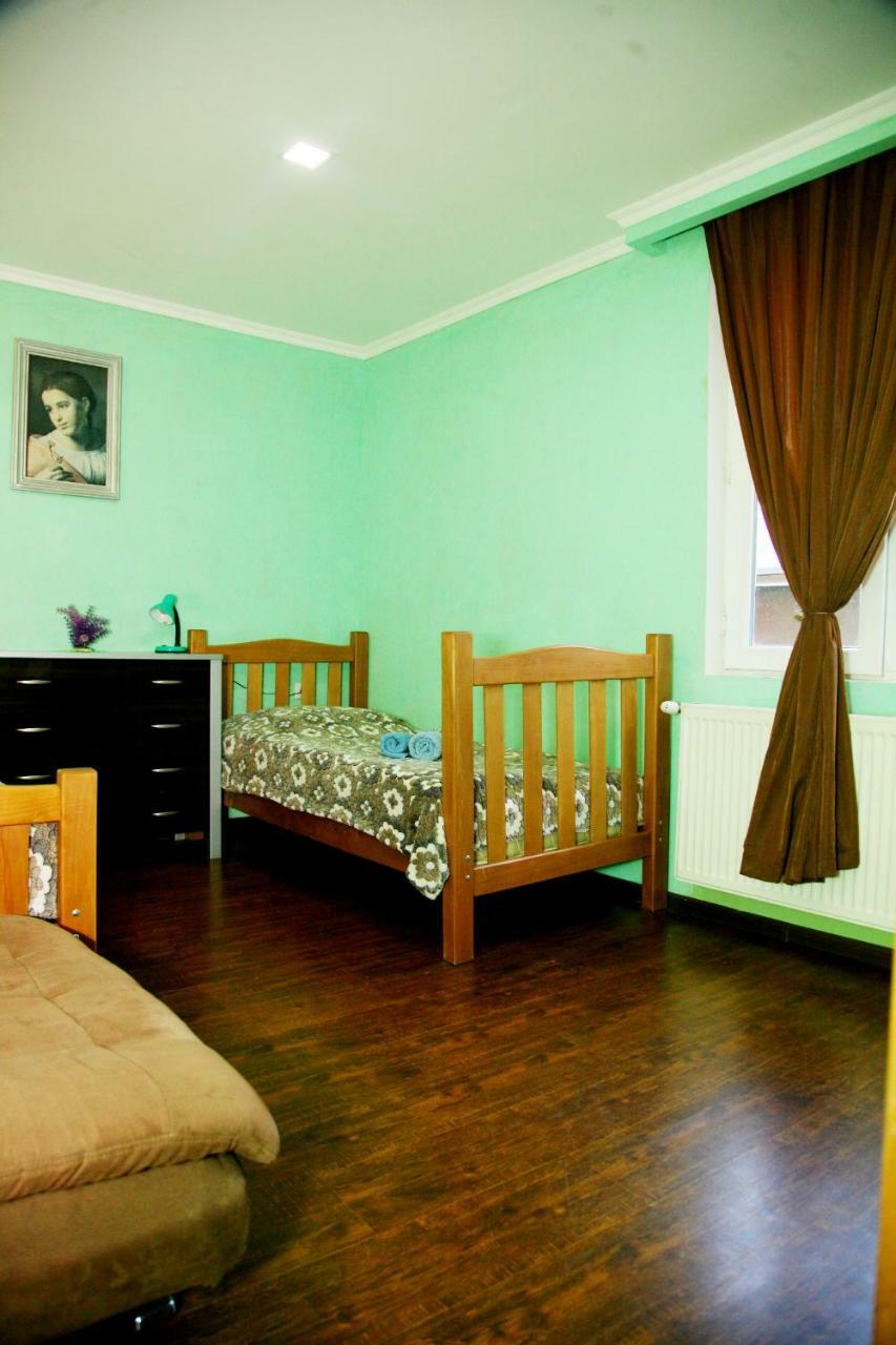 טביליסי Guesthouse Different מראה חיצוני תמונה