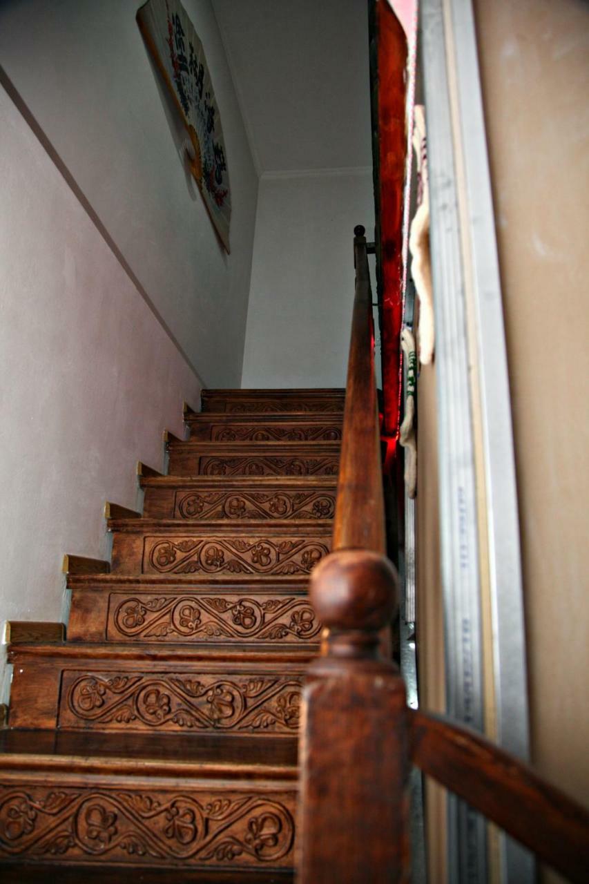 טביליסי Guesthouse Different מראה חיצוני תמונה