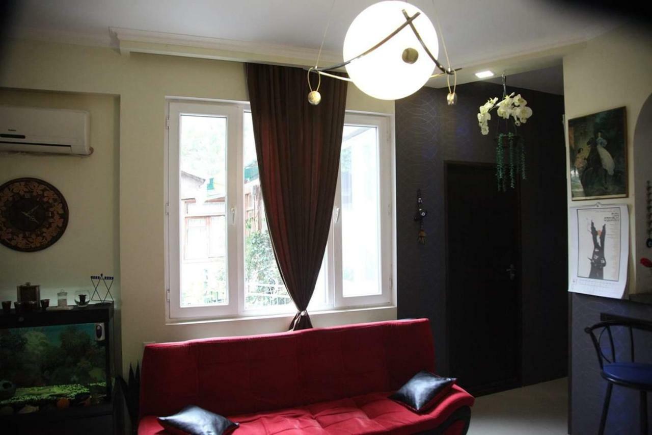 טביליסי Guesthouse Different מראה חיצוני תמונה