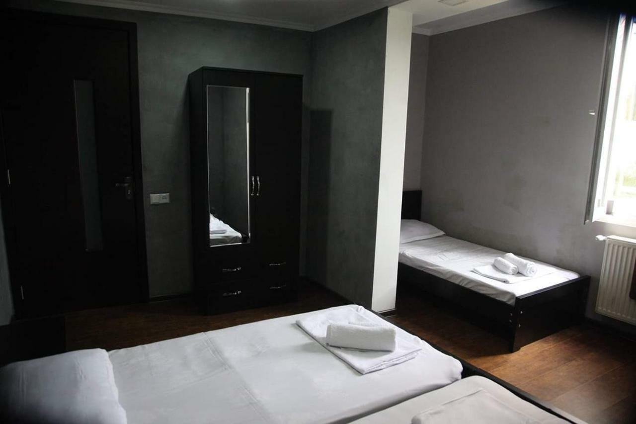 טביליסי Guesthouse Different מראה חיצוני תמונה